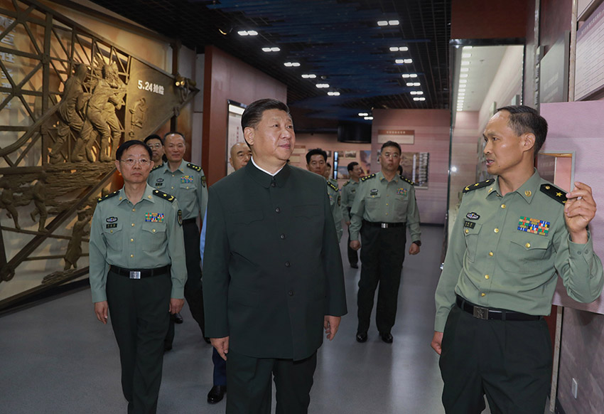 6月22日，正在山西省考察工作的中共中央總書記、國家主席、中央軍委主席習近平來到駐晉部隊某基地視察調(diào)研，代表黨中央和中央軍委，向基地組建50周年致以熱烈的祝賀，向老一輩創(chuàng)業(yè)者、廣大基地官兵致以崇高的敬意和誠摯的問候。這是習近平視察基地軍史館。 新華社記者 李剛 攝