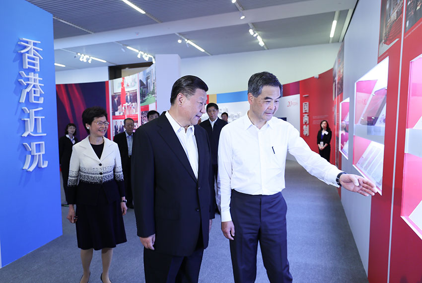 6月26日，中共中央總書記、國家主席、中央軍委主席習(xí)近平在國家博物館參觀香港回歸祖國20周年成就展。全國政協(xié)副主席、香港特別行政區(qū)行政長官梁振英等陪同參觀。新華社記者 蘭紅光 攝