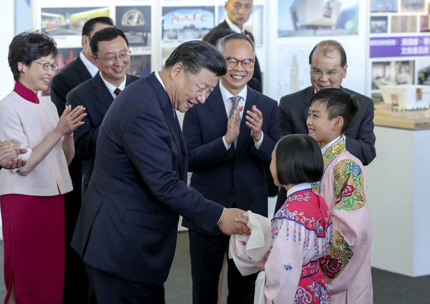 這是習(xí)近平同現(xiàn)場(chǎng)演唱粵劇選段的兩名兒童親切交談。新華社記者 丁林 攝