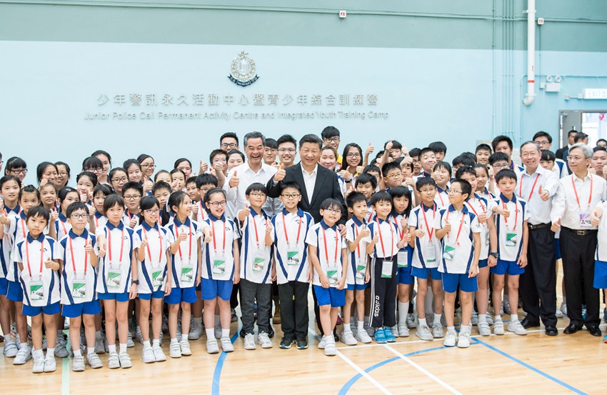 6月30日上午，國家主席習(xí)近平來到香港少年警訊永久活動(dòng)中心暨青少年綜合訓(xùn)練營(yíng)考察，看望正在訓(xùn)練的香港青少年。這是習(xí)近平同少年警訊成員合影。新華社記者 李濤 攝
