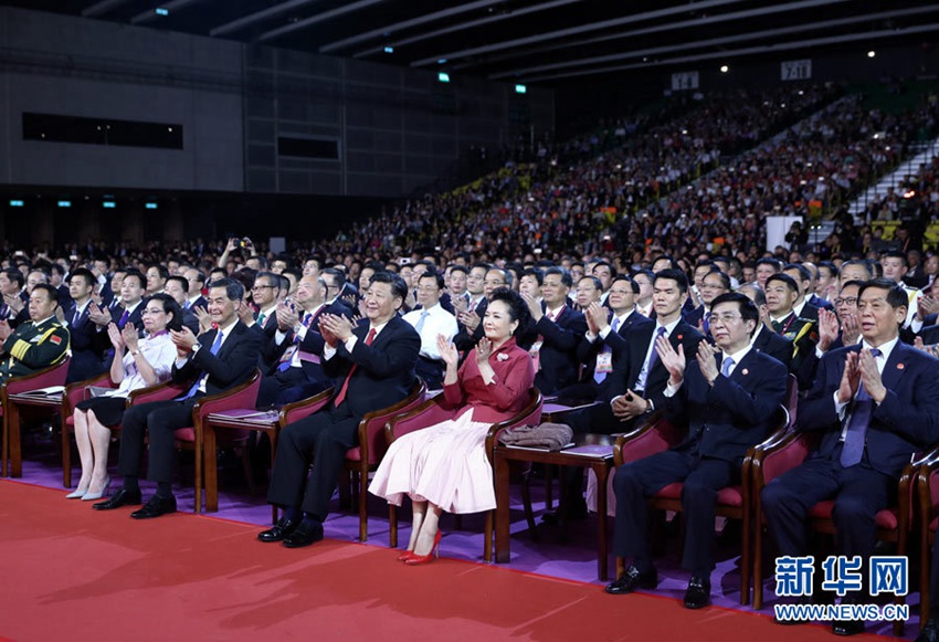 6月30日晚，中共中央總書記、國家主席、中央軍委主席習(xí)近平在香港會(huì)展中心觀看《心連心·創(chuàng)未來》慶祝香港回歸祖國20周年文藝晚會(huì)。新華社記者 鞠鵬 攝