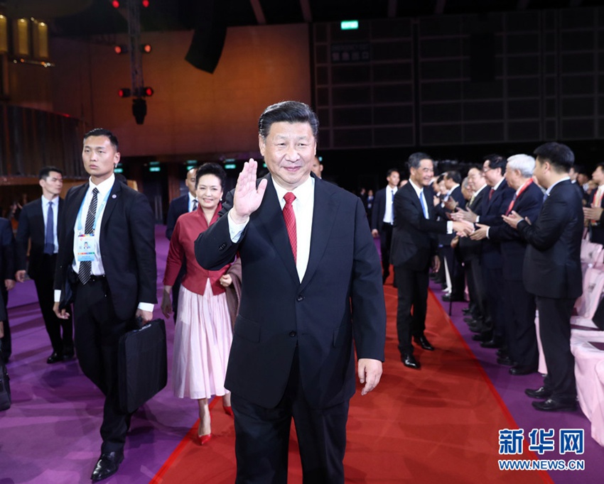 這是習(xí)近平和夫人彭麗媛步入晚會現(xiàn)場。新華社記者 鞠鵬 攝