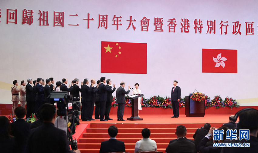 7月1日上午，慶祝香港回歸祖國(guó)20周年大會(huì)暨香港特別行政區(qū)第五屆政府就職典禮在香港會(huì)展中心隆重舉行。中共中央總書(shū)記、國(guó)家主席、中央軍委主席習(xí)近平出席並發(fā)表重要講話。這是習(xí)近平監(jiān)誓，香港特別行政區(qū)第五屆政府主要官員在林鄭月娥帶領(lǐng)下宣誓就職。新華社記者 鞠鵬 攝