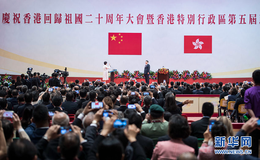 7月1日上午，慶祝香港回歸祖國20周年大會暨香港特別行政區(qū)第五屆政府就職典禮在香港會展中心隆重舉行。中共中央總書記、國家主席、中央軍委主席習(xí)近平出席並發(fā)表重要講話。這是習(xí)近平監(jiān)誓，香港特別行政區(qū)第五任行政長官林鄭月娥宣誓就職。新華社記者 李濤 攝