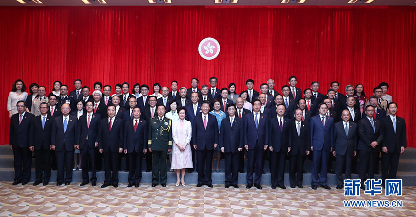 7月1日上午，國家主席習近平在香港特別行政區(qū)行政長官林鄭月娥陪同下，會見香港特別行政區(qū)新任行政、立法、司法機構負責人。 新華社記者 鞠鵬 攝