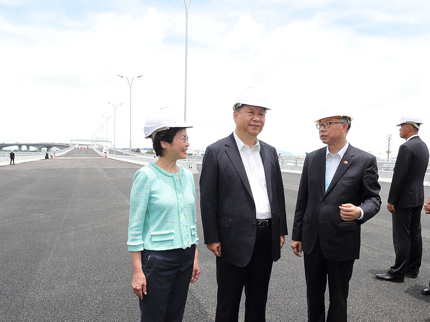 7月1日上午，國家主席習(xí)近平在香港特別行政區(qū)行政長官林鄭月娥陪同下，考察港珠澳大橋香港段建設(shè)工地和香港國際機(jī)場(chǎng)第三跑道建設(shè)情況。這是習(xí)近平來到港珠澳大橋香港段建設(shè)工地，聽取建設(shè)情況介紹，仔細(xì)詢問工程規(guī)劃、施工進(jìn)度和質(zhì)量安全等情況。 新華社記者 王曄 攝