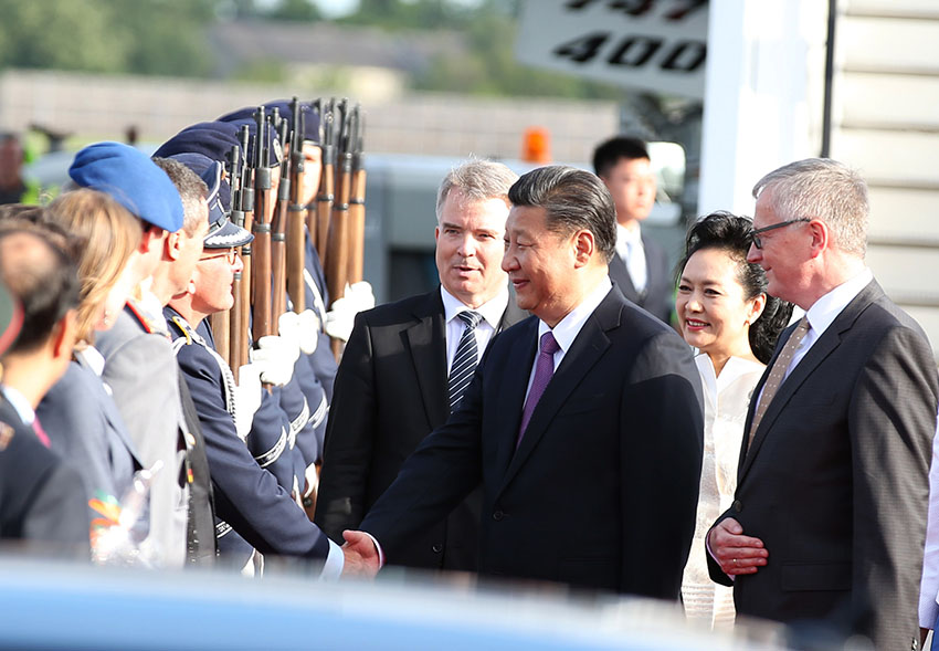 7月4日，國家主席習(xí)近平乘專機(jī)抵達(dá)柏林，開始對德意志聯(lián)邦共和國進(jìn)行國事訪問。德國政府高級官員在舷梯旁迎接習(xí)近平和夫人彭麗媛。新華社記者 姚大偉 攝