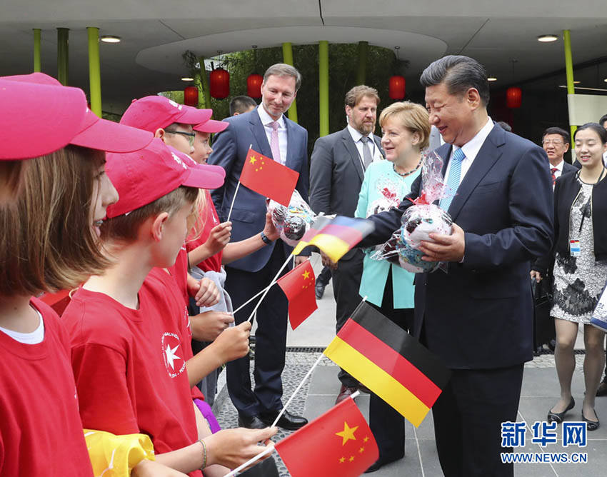 7月5日，國(guó)家主席習(xí)近平同德國(guó)總理默克爾共同出席柏林動(dòng)物園大熊貓館開(kāi)館儀式。這是習(xí)近平向現(xiàn)場(chǎng)的孩子們贈(zèng)送大熊貓毛絨玩具。 新華社記者謝環(huán)馳 攝