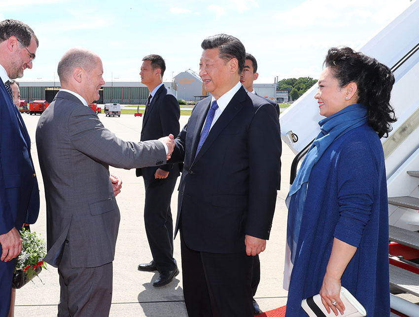 7月6日，國(guó)家主席習(xí)近平乘專機(jī)抵達(dá)德國(guó)漢堡，出席二十國(guó)集團(tuán)領(lǐng)導(dǎo)人第十二次峰會(huì)。這是習(xí)近平和夫人彭麗媛抵達(dá)漢堡機(jī)場(chǎng)。 新華社記者 謝環(huán)馳攝