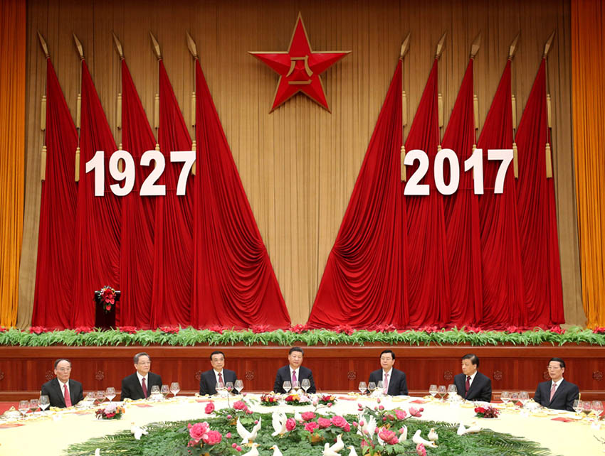 7月31日，中華人民共和國國防部在北京人民大會堂舉行盛大招待會，熱烈慶祝中國人民解放軍建軍90周年。中共中央總書記、國家主席、中央軍委主席習(xí)近平和李克強、張德江、俞正聲、劉雲(yún)山、王岐山、張高麗等黨和國家領(lǐng)導(dǎo)人出席招待會。新華社記者 鞠鵬 攝