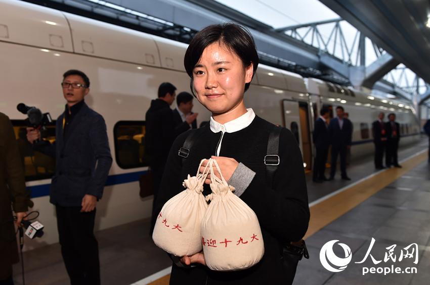 黨的十九大代表、沈陽市蘇家屯區(qū)官立堡村黨支部第一書記吳書香帶著蘇家屯區(qū)八一街道自己種的大米來到北京。（人民網(wǎng)記者 翁奇羽 攝）