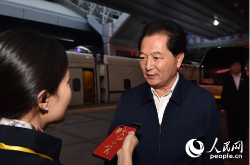 黨的十九大代表、本鋼集團(tuán)有限公司黨委書(shū)記、董事長(zhǎng)陳繼壯接受人民網(wǎng)記者採(cǎi)訪(fǎng)。（人民網(wǎng)記者 翁奇羽 攝）