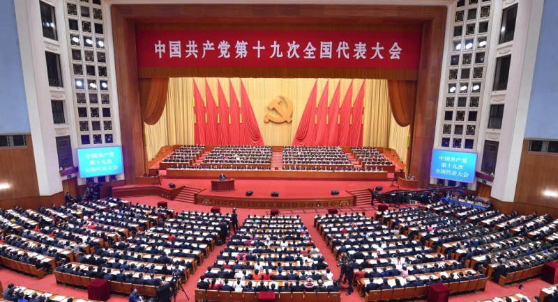 10月18日，中國共產(chǎn)黨第十九次全國代表大會(huì)在北京人民大會(huì)堂開幕。習(xí)近平代表第十八屆中央委員會(huì)向大會(huì)作報(bào)告。新華社記者 李濤 攝