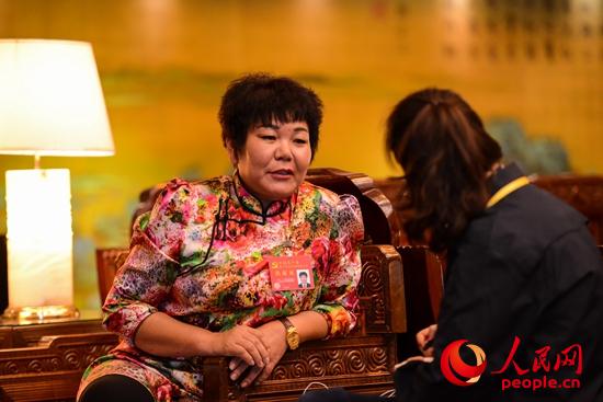 十九大代表烏雲蘇依拉接受採訪（人民網張啟川 攝）