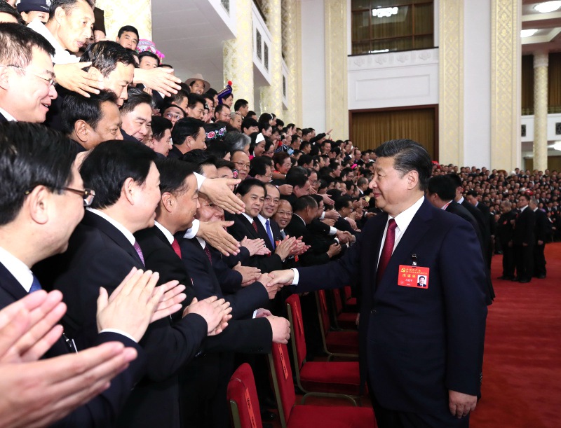 10月25日下午,中央領(lǐng)導(dǎo)同志在北京人民大會(huì)堂同出席黨的十九大代表、特邀代表和列席人員合影留念。這是習(xí)近平同志與代表親切交談。新華社記者 蘭紅光 攝