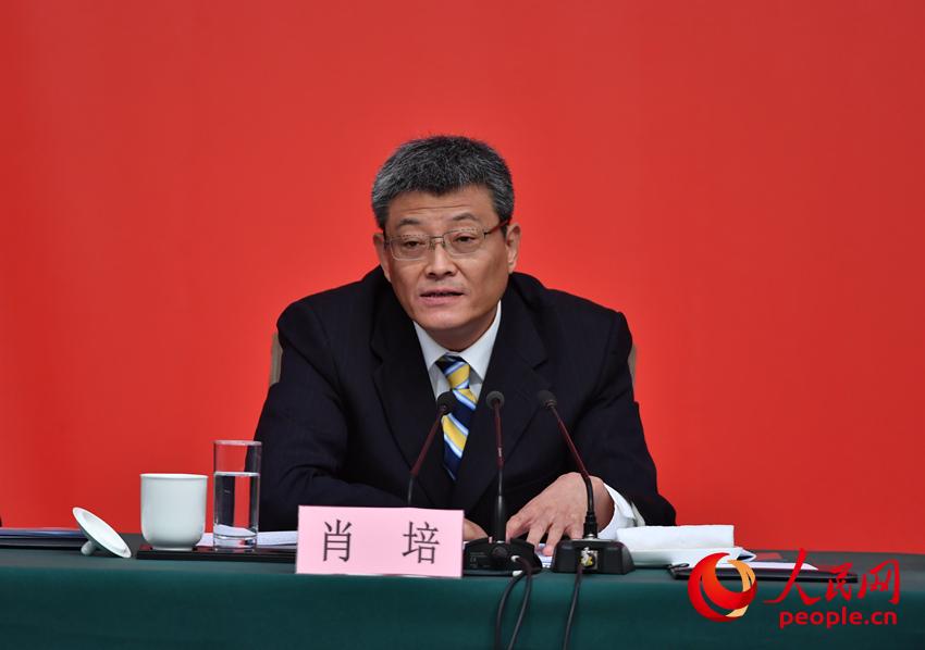 中央紀(jì)委副書記肖培介紹情況（人民網(wǎng)記者 於凱攝）