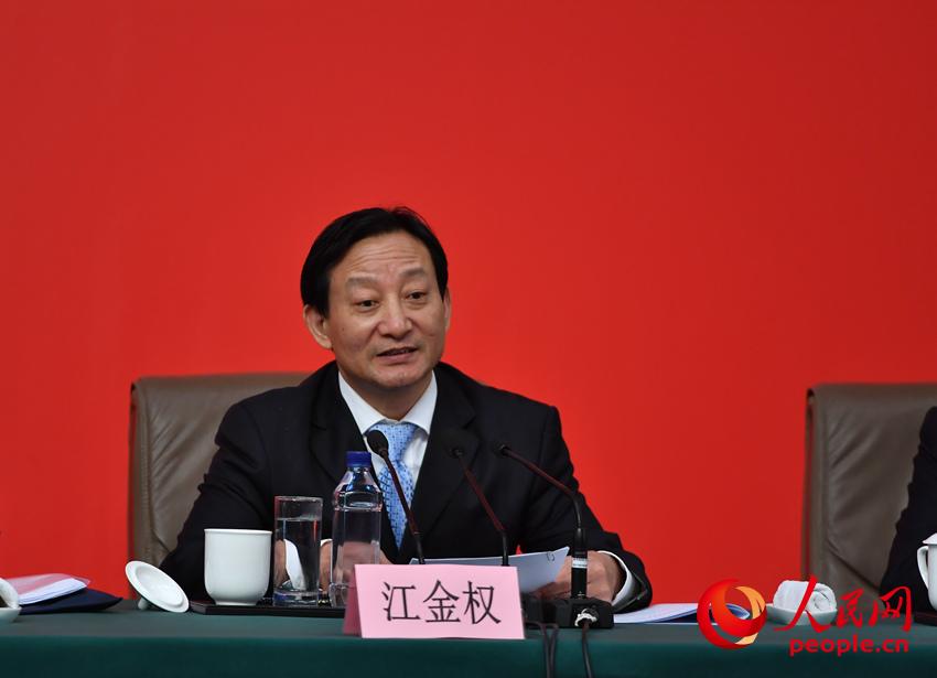 中央紀委駐國資委紀檢組組長、國資委黨委委員江金權介紹情況（人民網記者 於凱攝）