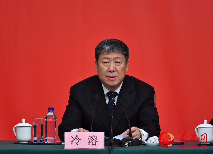 中央文獻(xiàn)研究室主任冷溶介紹情況（人民網(wǎng) 於凱攝）