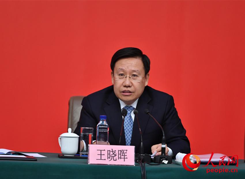 中央政策研究室常務(wù)副主任、中央宣傳部副部長(zhǎng)王曉暉介紹情況。（人民網(wǎng)記者 於凱攝）