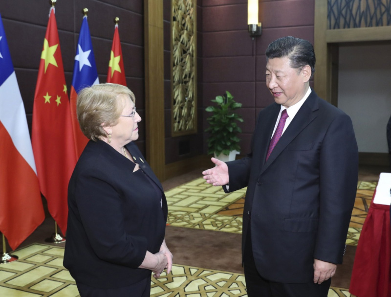 11月11日，國家主席習(xí)近平在越南峴港同智利總統(tǒng)巴切萊特一道出席中智自由貿(mào)易協(xié)定升級議定書簽字儀式。新華社記者 馬佔(zhàn)成 攝