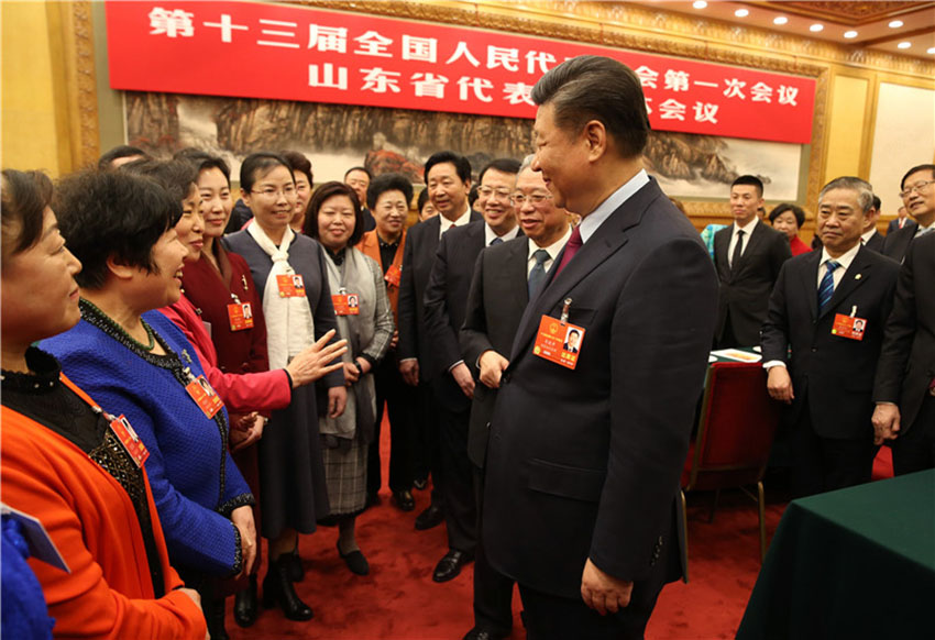 3月8日，中共中央總書記、國家主席、中央軍委主席習近平參加十三屆全國人大一次會議山東代表團的審議。在“三八”國際勞動婦女節(jié)到來之際，習近平代表黨中央，向參加全國兩會的女代表、女委員、女工作人員，向全國各族各界婦女同胞，致以節(jié)日的祝賀和誠摯的祝福。這是習近平同女代表親切交談。新華社記者 姚大偉 攝