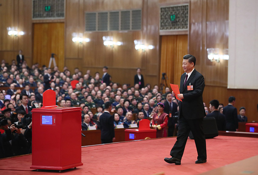 3月17日，十三屆全國人大一次會議在北京人民大會堂舉行第五次全體會議。習近平當選中華人民共和國主席、中華人民共和國中央軍事委員會主席。這是習近平準備投票。新華社記者 蘭紅光 攝