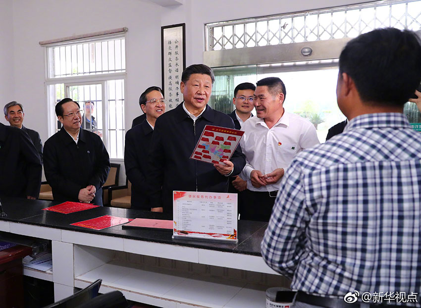 4月24日下午，中共中央總書記、國家主席、中央軍委主席習近平來到緊鄰三峽大壩的宜昌市夷陵區(qū)太平溪鎮(zhèn)許家沖村，了解這個移民村的變遷和發(fā)展特色產(chǎn)業(yè)等情況。這是習近平在村便民服務(wù)室聽了幾位村干部唱起用漁鼓調(diào)填詞的《黨員公約》后，與他們親切交流。新華社記者 謝環(huán)馳 攝
