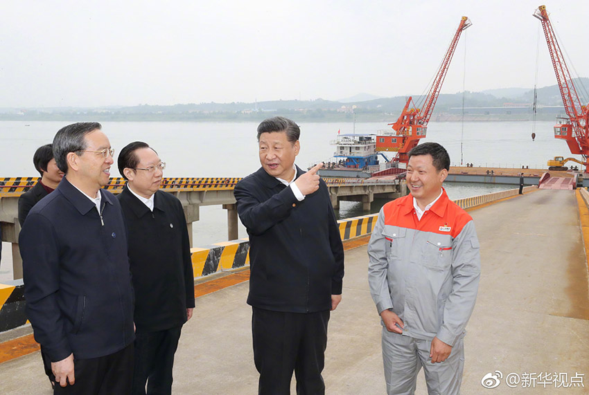 4月26日下午，中共中央總書記、國家主席、中央軍委主席習近平在武漢主持召開深入推動長江經(jīng)濟帶發(fā)展座談會並發(fā)表重要講話。這是座談會前，習近平於24日中午到興發(fā)集團宜昌新材料產(chǎn)業(yè)園，察看化工企業(yè)搬遷、改造以及碼頭復綠情況。新華社記者 鞠鵬 攝