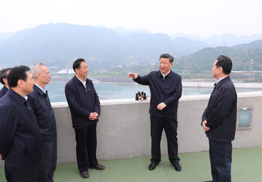 4月24日下午，中共中央總書記、國家主席、中央軍委主席習(xí)近平來到三峽大壩，詳細(xì)了解三峽工程建設(shè)、發(fā)電、水利、通航、生態(tài)保護(hù)等方面的情況。這是習(xí)近平在壩頂察看三峽工程全貌和壩區(qū)周邊生態(tài)環(huán)境。新華社記者 謝環(huán)馳 攝