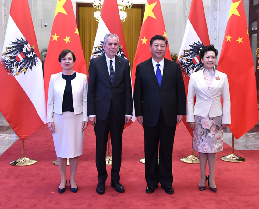 4月8日，國家主席習近平在北京人民大會堂同奧地利總統(tǒng)范德貝倫舉行會談。這是會談前，習近平在人民大會堂北大廳為范德貝倫舉行歡迎儀式。新華社記者 饒愛民 攝