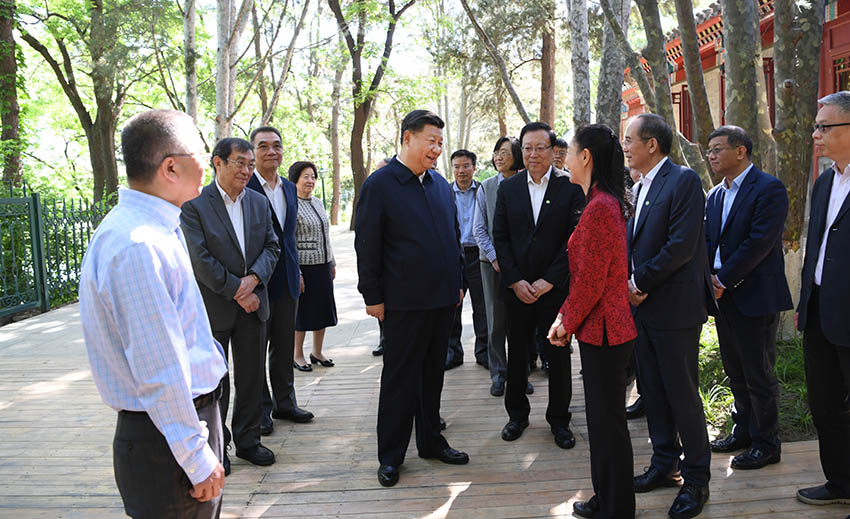 5月2日，中共中央總書記、國家主席、中央軍委主席習(xí)近平來到北京大學(xué)考察。這是習(xí)近平在北京大學(xué)臨湖軒北側(cè)的小庭院看望部分資深教授和中青年教師代表，並同他們親切交談。新華社記者李學(xué)仁攝