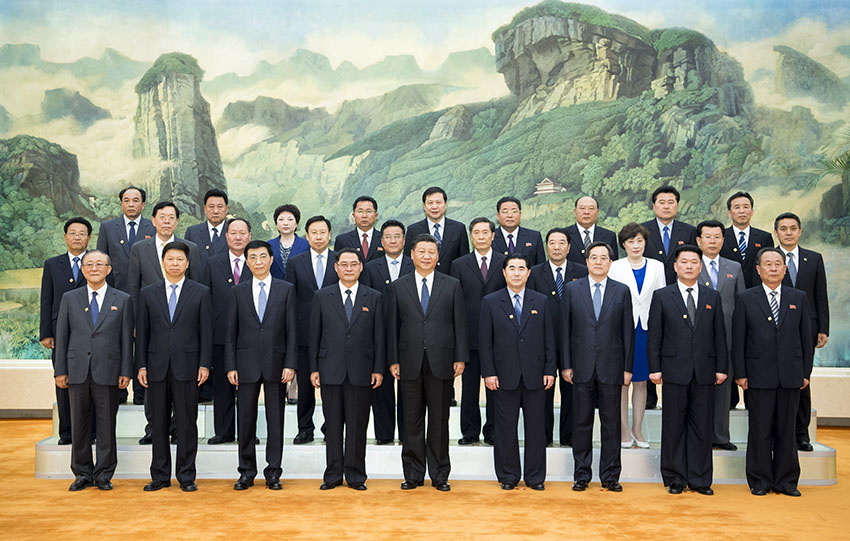 5月16日，中共中央總書記、國家主席習(xí)近平在北京會見由朝鮮勞動黨中央政治局委員、中央副委員長樸泰成率領(lǐng)的朝鮮勞動黨友好參觀團。新華社記者 李學(xué)仁 攝