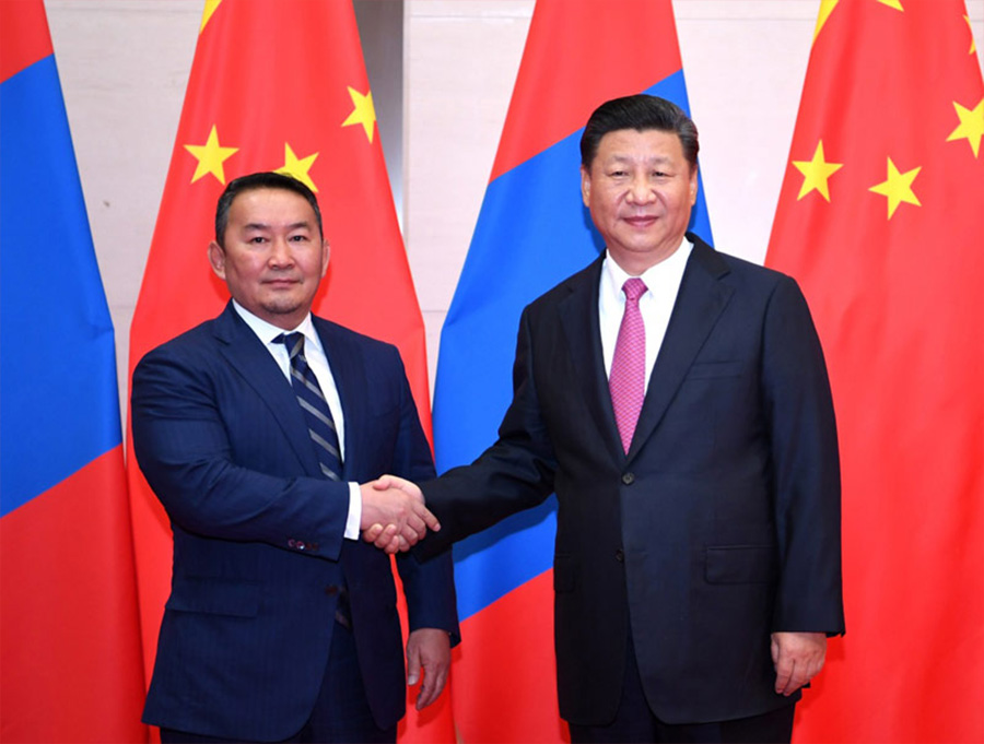 6月10日，國(guó)家主席習(xí)近平在青島會(huì)見(jiàn)蒙古國(guó)總統(tǒng)巴特圖勒嘎。新華社記者 燕雁 攝
