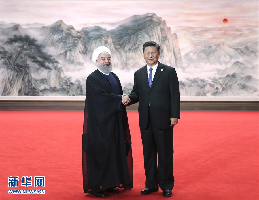 6月10日，上海合作組織成員國元首理事會第十八次會議在青島國際會議中心舉行。中國國家主席習(xí)近平主持會議並發(fā)表重要講話。這是會前，習(xí)近平在迎賓廳迎接伊朗總統(tǒng)魯哈尼。新華社記者謝環(huán)馳攝