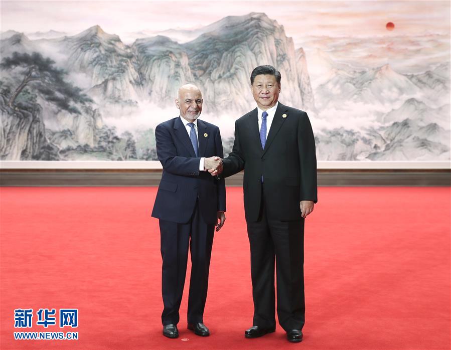 6月10日，上海合作組織成員國(guó)元首理事會(huì)第十八次會(huì)議在青島國(guó)際會(huì)議中心舉行。中國(guó)國(guó)家主席習(xí)近平主持會(huì)議並發(fā)表重要講話。這是會(huì)前，習(xí)近平在迎賓廳迎接阿富汗總統(tǒng)加尼。新華社記者謝環(huán)馳攝