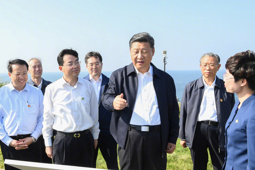 6月12日，中共中央總書(shū)記、國(guó)家主席、中央軍委主席習(xí)近平在山東威?？疾臁＿@是習(xí)近平在膠東（威海）黨性教育基地劉公島教學(xué)區(qū)察看北洋海軍炮臺(tái)遺址。新華社記者 李學(xué)仁 攝