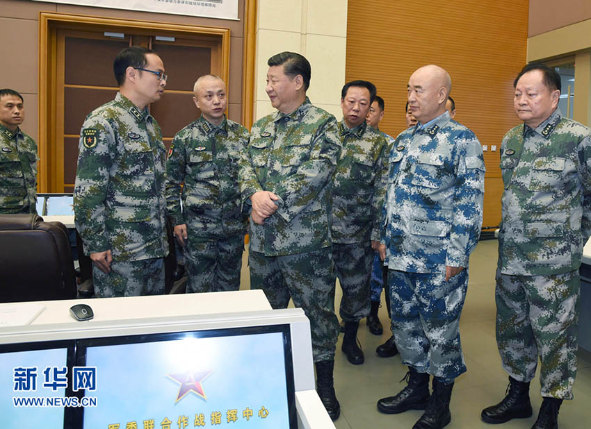 2017年11月3日，中共中央總書記、國家主席、中央軍委主席、軍委聯(lián)指總指揮習近平視察軍委聯(lián)合作戰(zhàn)指揮中心，表明新一屆軍委貫徹落實黨的十九大精神、推動全軍各項工作向能打仗、打勝仗聚焦的鮮明態(tài)度。這是習近平察看了解中心值班備戰(zhàn)情況。新華社記者 李剛 攝