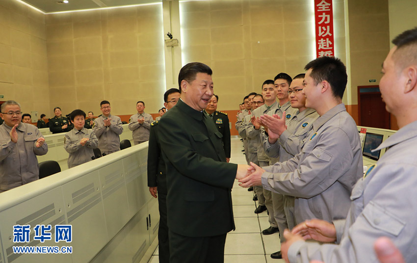 2018年2月10日，中共中央總書記、國家主席、中央軍委主席習近平來到駐四川部隊某基地，深入發(fā)射工位和技術廠房，看望慰問部隊官兵，代表黨中央和中央軍委，向全體解放軍指戰(zhàn)員、武警部隊官兵、民兵預備役人員致以誠摯問候和新春祝福。這是習近平同科技人員親切交談，詢問他們的科研工作和生活情況。新華社記者 李剛 攝