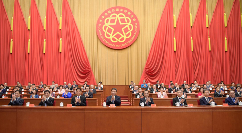 8月29日，第十次全國(guó)歸僑僑眷代表大會(huì)在北京人民大會(huì)堂開(kāi)幕。習(xí)近平、李克強(qiáng)、栗戰(zhàn)書(shū)、汪洋、王滬寧、趙樂(lè)際、韓正、王岐山等黨和國(guó)家領(lǐng)導(dǎo)人在主席臺(tái)就座，祝賀大會(huì)召開(kāi)。 新華社記者李學(xué)仁攝