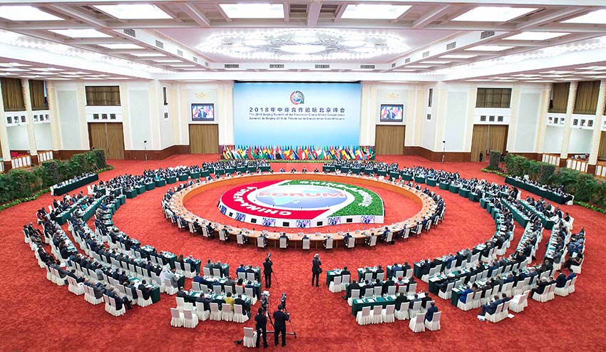 9月4日，中非合作論壇北京峰會(huì)圓桌會(huì)議在北京人民大會(huì)堂舉行。國(guó)家主席習(xí)近平和論壇共同主席國(guó)南非總統(tǒng)拉馬福薩分別主持第一階段和第二階段會(huì)議。 新華社記者 李濤 攝