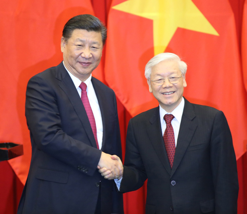 2017年11月12日，中共中央總書記、國家主席習(xí)近平在河內(nèi)越共中央駐地同越共中央總書記阮富仲舉行會談。這是會談后，兩國領(lǐng)導(dǎo)人共同見証共建“一帶一路”和“兩廊一圈”合作備忘錄以及產(chǎn)能、能源、跨境經(jīng)濟(jì)合作區(qū)、電子商務(wù)、人力資源、經(jīng)貿(mào)、金融、文化、衛(wèi)生、新聞、社會科學(xué)、邊防等領(lǐng)域合作文件的簽署。新華社記者 姚大偉 攝