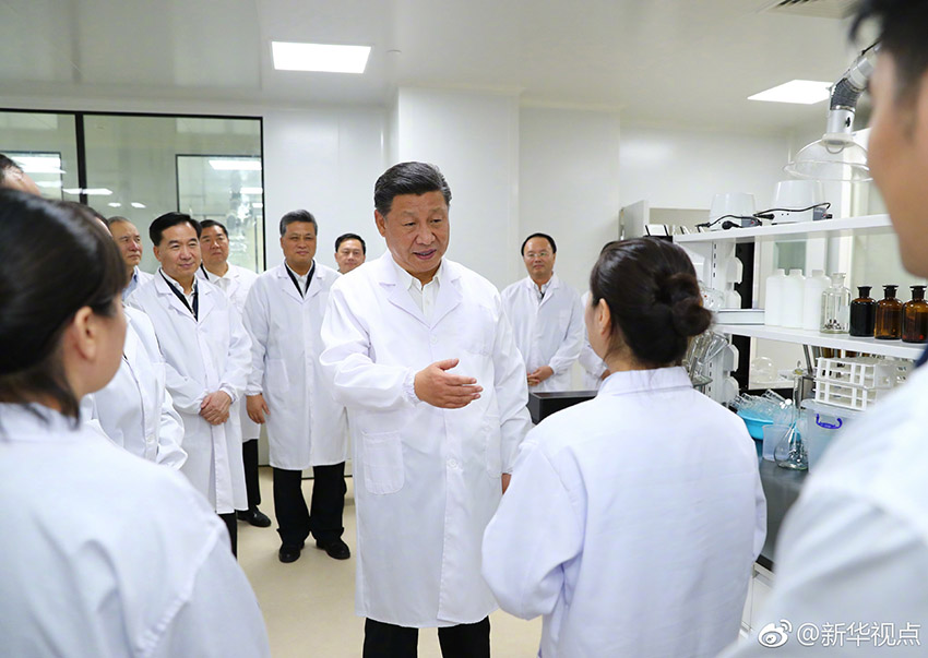 10月22日，中共中央總書記、國家主席、中央軍委主席習(xí)近平在廣東珠海考察。這是習(xí)近平在橫琴新區(qū)高新技術(shù)片區(qū)考察粵澳合作中醫(yī)藥科技產(chǎn)業(yè)園。 新華社記者 謝環(huán)馳 攝
