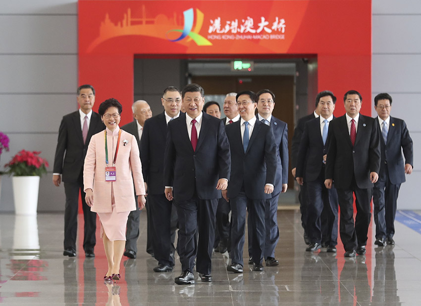 10月23日上午，港珠澳大橋開通儀式在廣東省珠海市舉行。中共中央總書記、國(guó)家主席、中央軍委主席習(xí)近平出席儀式，宣布大橋正式開通並巡覽大橋。這是習(xí)近平等步入儀式現(xiàn)場(chǎng)。 新華社記者謝環(huán)馳攝
