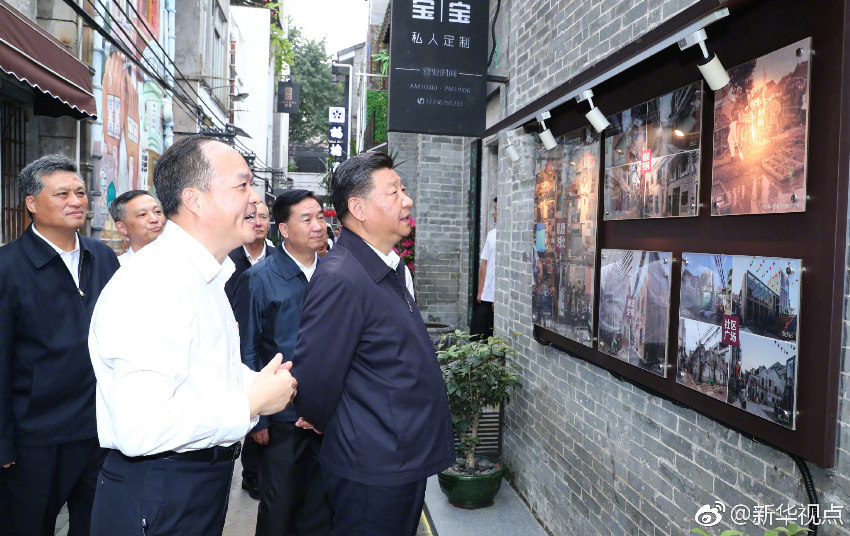 10月24日，中共中央總書(shū)記、國(guó)家主席、中央軍委主席習(xí)近平在廣州考察調(diào)研。這是習(xí)近平在廣州市荔灣區(qū)西關(guān)歷史文化街區(qū)永慶坊考察。 新華社記者謝環(huán)馳攝