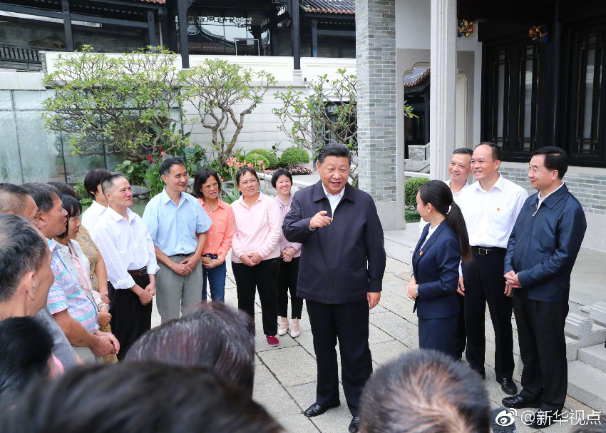 10月24日，中共中央總書(shū)記、國(guó)家主席、中央軍委主席習(xí)近平在廣州考察調(diào)研。這是習(xí)近平在廣州市荔灣區(qū)西關(guān)歷史文化街區(qū)永慶坊考察。 新華社記者謝環(huán)馳攝