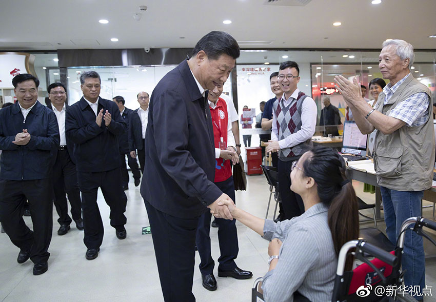10月24日，中共中央總書記、國家主席、中央軍委主席習(xí)近平在深圳考察調(diào)研。這是習(xí)近平在深圳龍華區(qū)民治街道北站社區(qū)黨群服務(wù)中心同社區(qū)居民親切握手。 新華社記者 謝環(huán)馳 攝