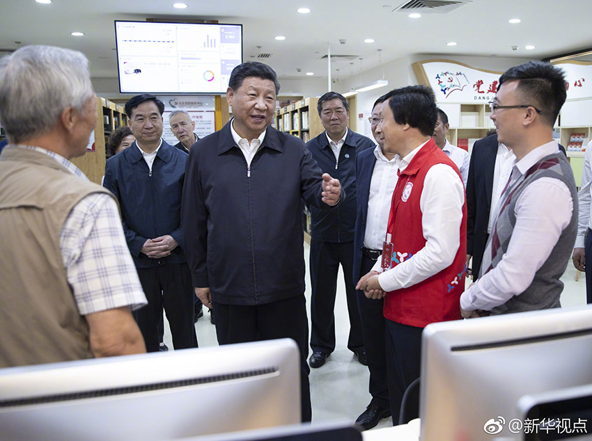 10月24日，中共中央總書記、國家主席、中央軍委主席習近平在深圳考察調研。這是習近平在深圳龍華區(qū)民治街道北站社區(qū)黨群服務中心同社區(qū)工作者和社區(qū)居民深入交談。 新華社記者 謝環(huán)馳 攝