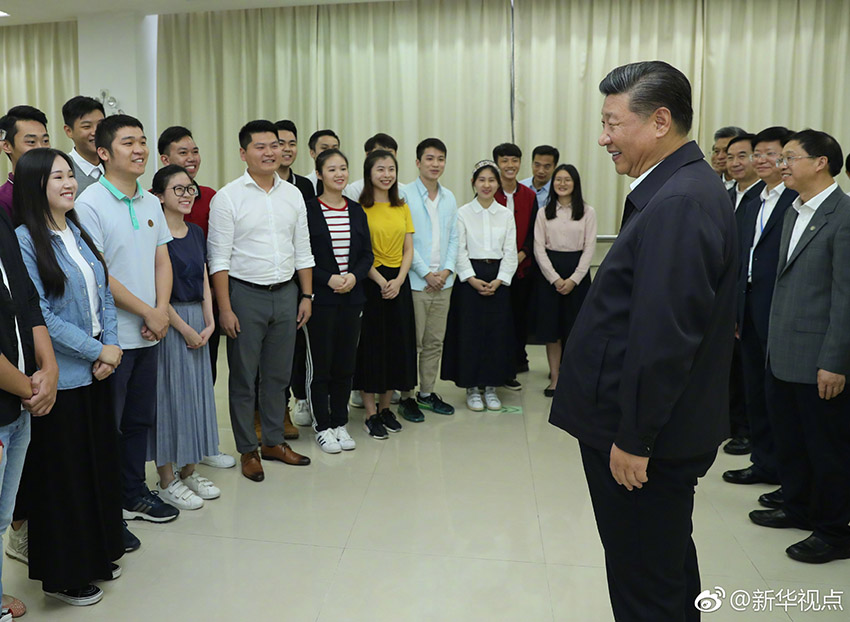 10月24日，中共中央總書記、國(guó)家主席、中央軍委主席習(xí)近平在廣州考察。這是習(xí)近平在暨南大學(xué)圖書館同學(xué)生們親切交談。 新華社記者 鞠鵬 攝