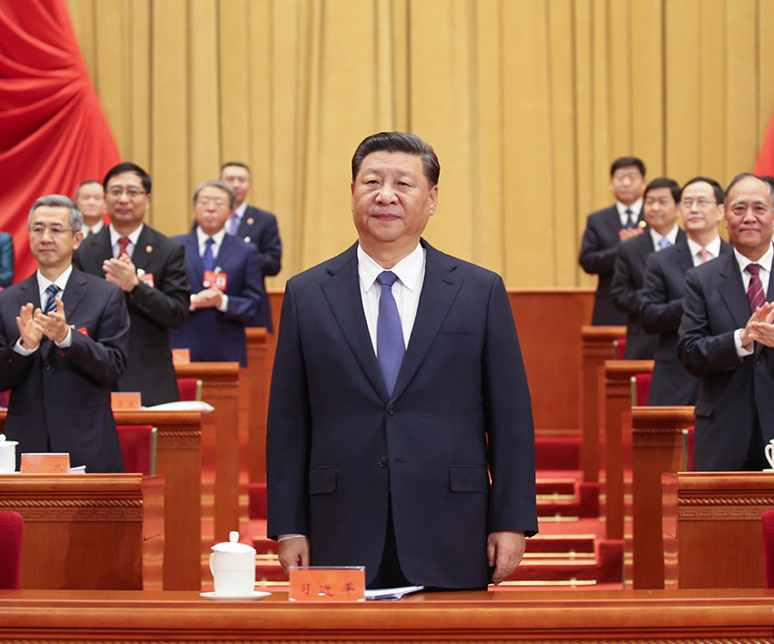 10月22日，中國(guó)工會(huì)第十七次全國(guó)代表大會(huì)在北京人民大會(huì)堂開(kāi)幕。這是中共中央總書(shū)記、國(guó)家主席、中央軍委主席習(xí)近平在主席臺(tái)向與會(huì)代表致意。新華社記者 姚大偉 攝
