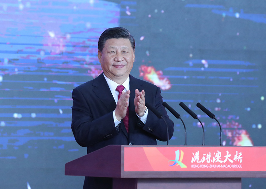 10月23日上午，港珠澳大橋開通儀式在廣東省珠海市舉行。中共中央總書記、國(guó)家主席、中央軍委主席習(xí)近平出席儀式，宣布大橋正式開通並巡覽大橋。 新華社記者鞠鵬攝